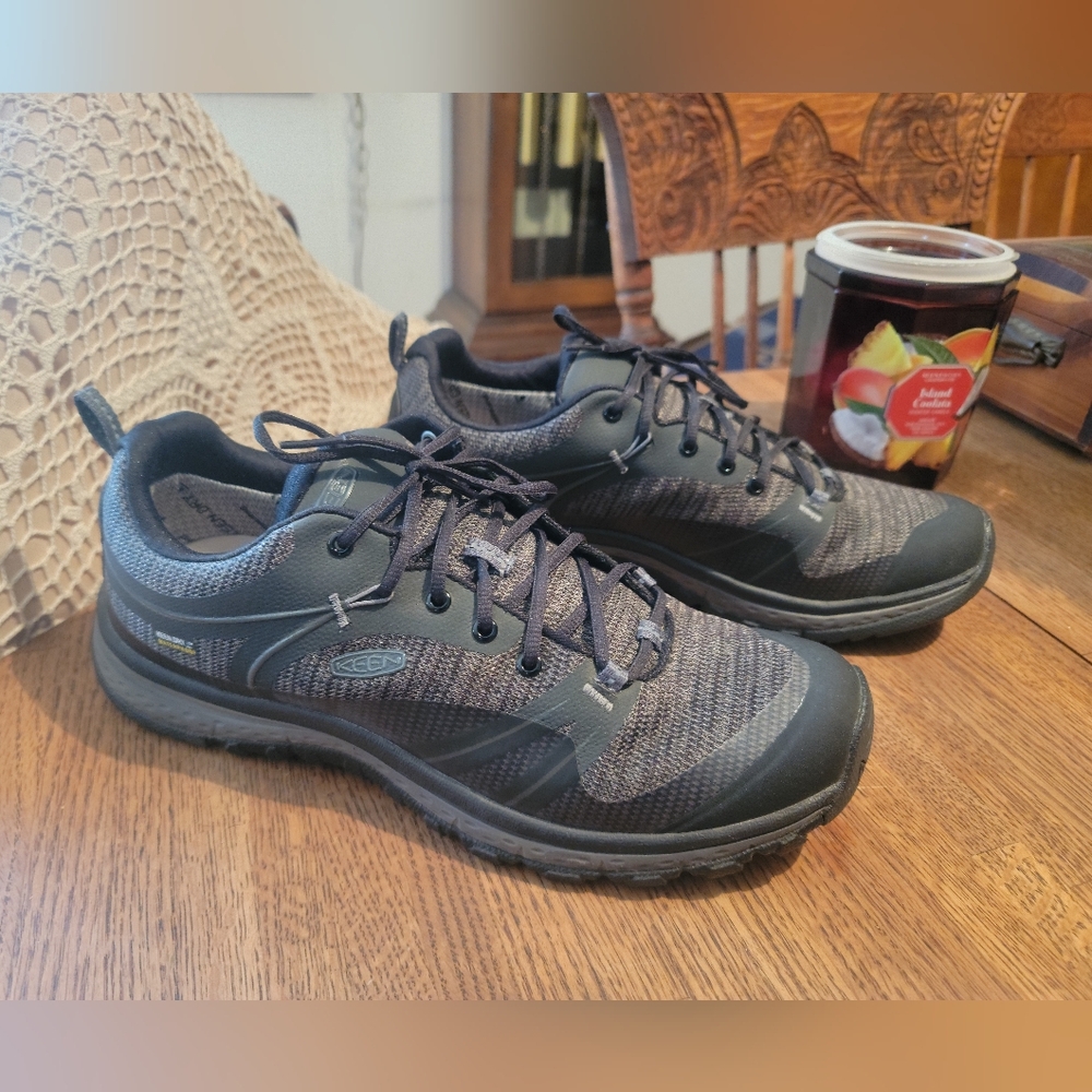 Size 9.5 Womens Keen Shoes